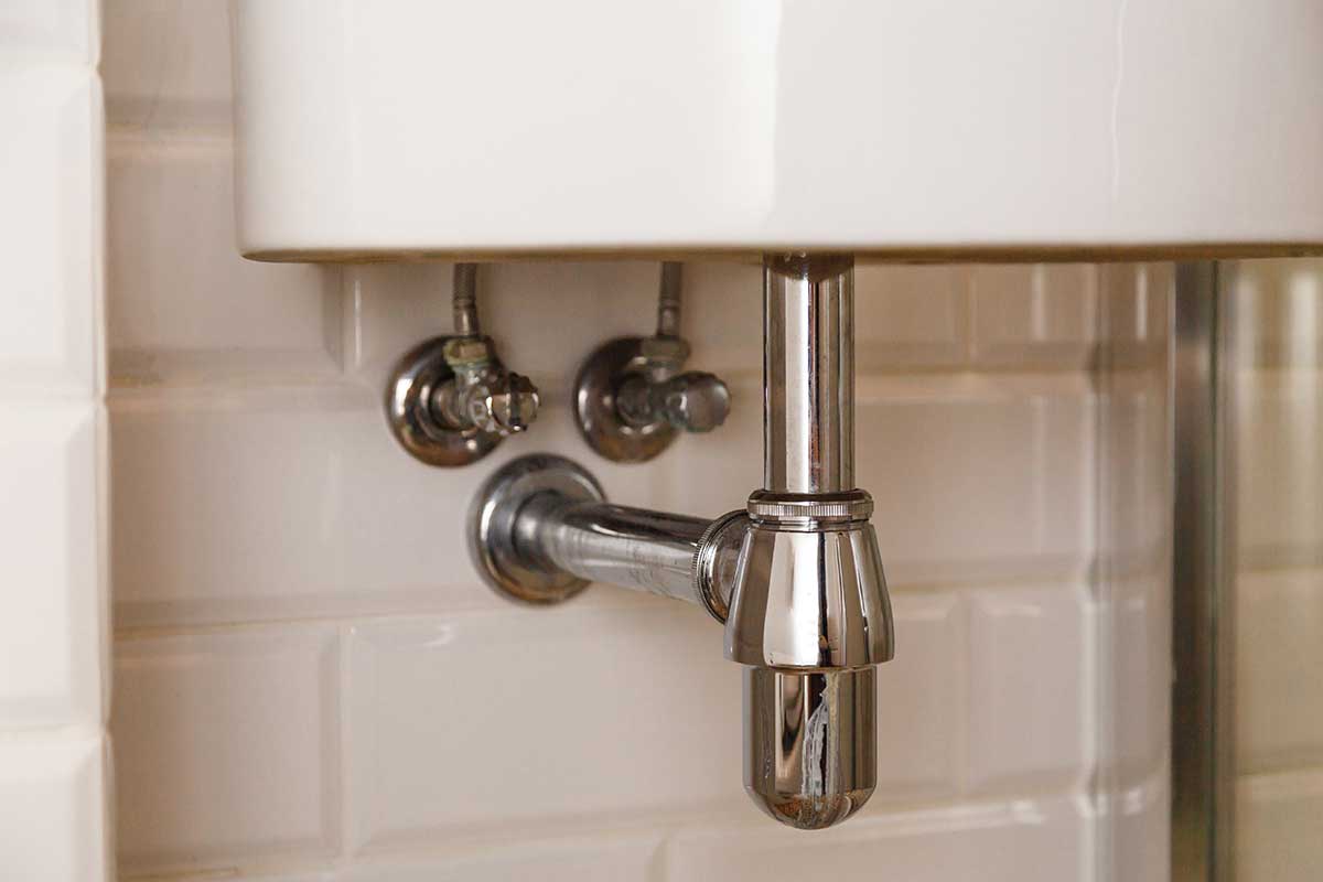 Comment nettoyer un siphon bouché dans son évier facilement