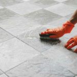 comment-enlever-residus-colle-sol