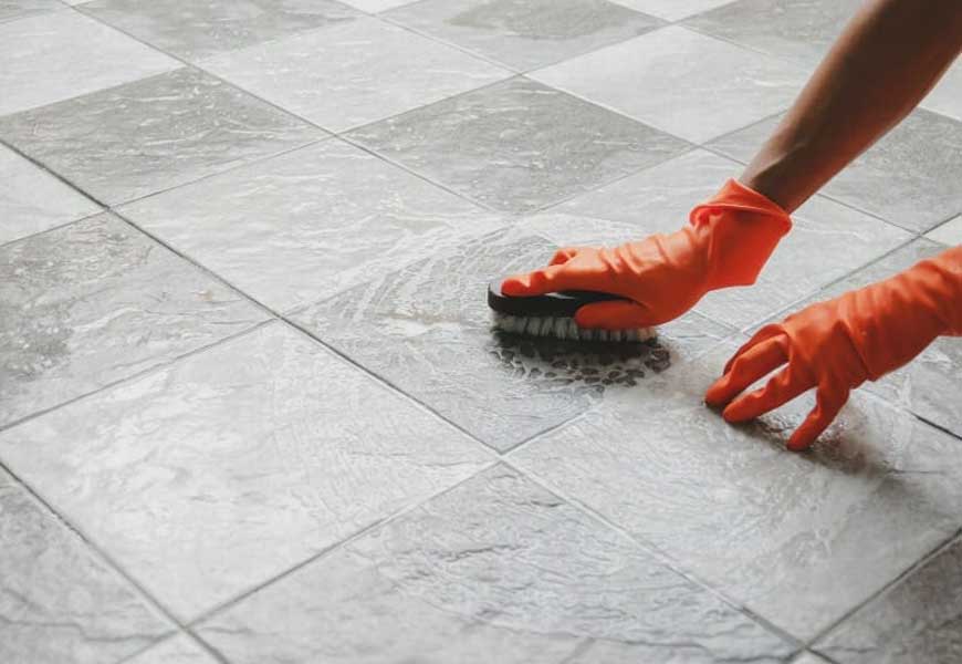 comment-enlever-residus-colle-sol