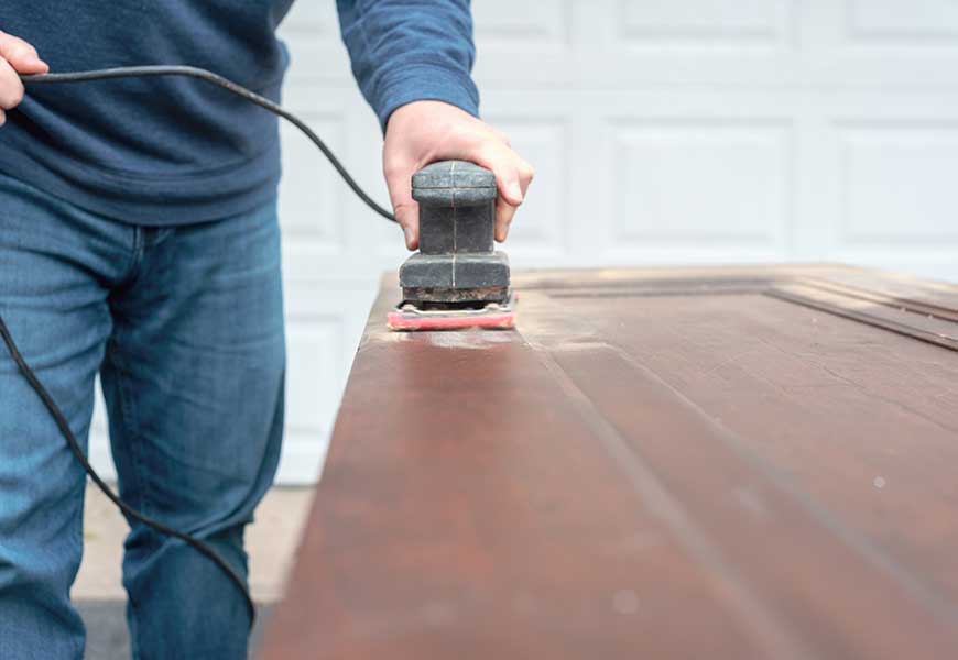 Comment poncer une porte en bois à la perfection