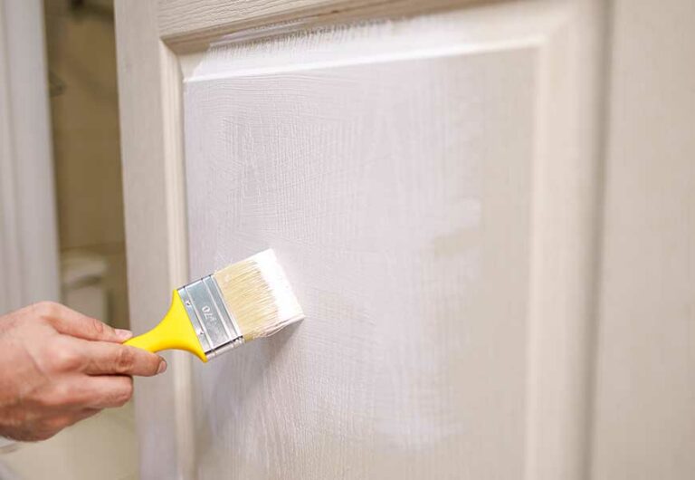 Comment poncer une porte en bois à la perfection
